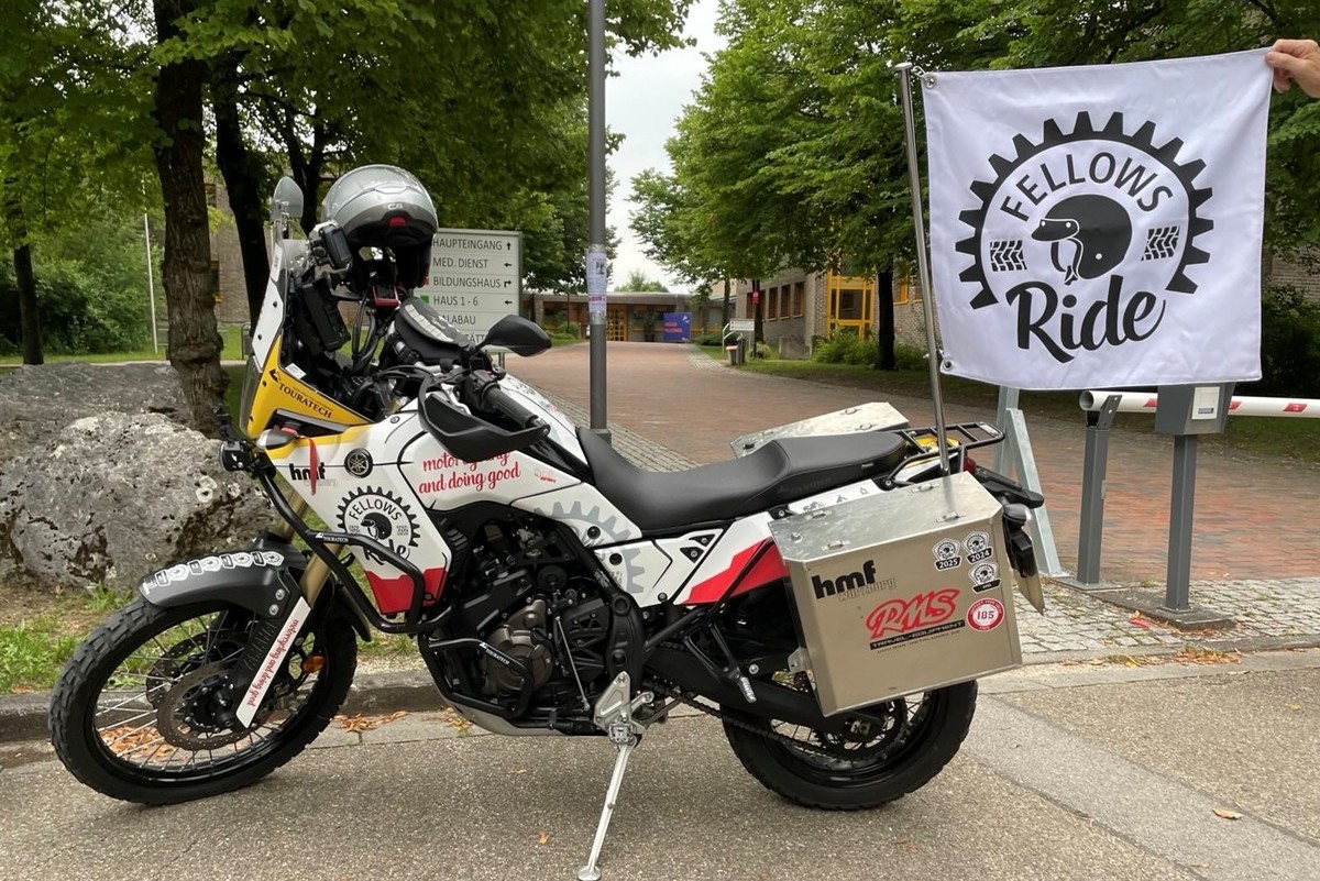 Motorrad der aktion fellows ride im hintergrund die Fahne des Clubs