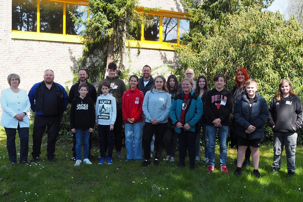 Gruppenbild girls-boaysday im garten 