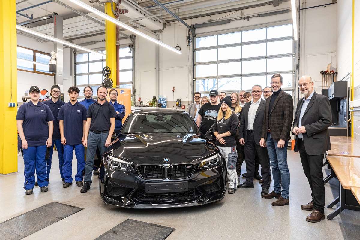 Gruppenbild Übergabe BMW