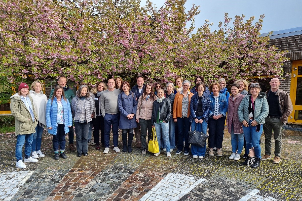 Gruppe von Lehrkräften im Innenhof des BBW