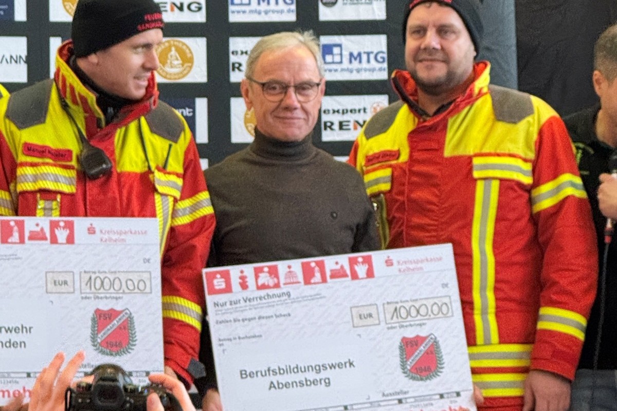 BBWVErtreter Franz Ruhfass bei der Entgegennahme der Spende in der Turnhalle des FSV Sandharlanden