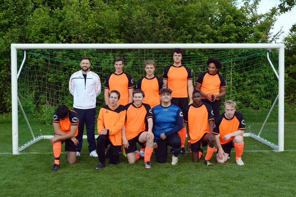 BBW Abensberg Fussballmanschaft im Tor stehend 