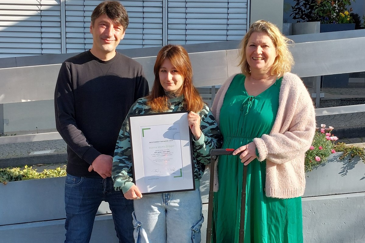 Hanna erhält urkunde als beste nachwuchskraft 