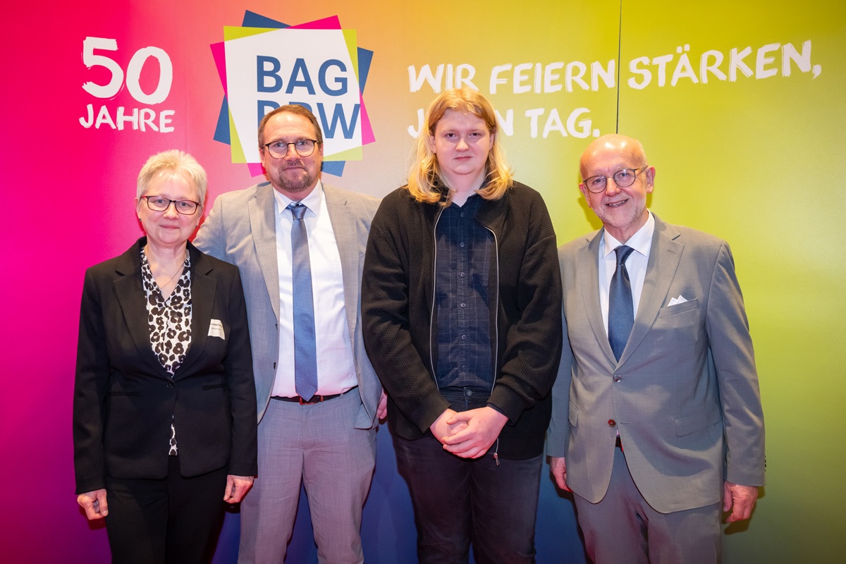 Personen vor der BAG BBW Wand