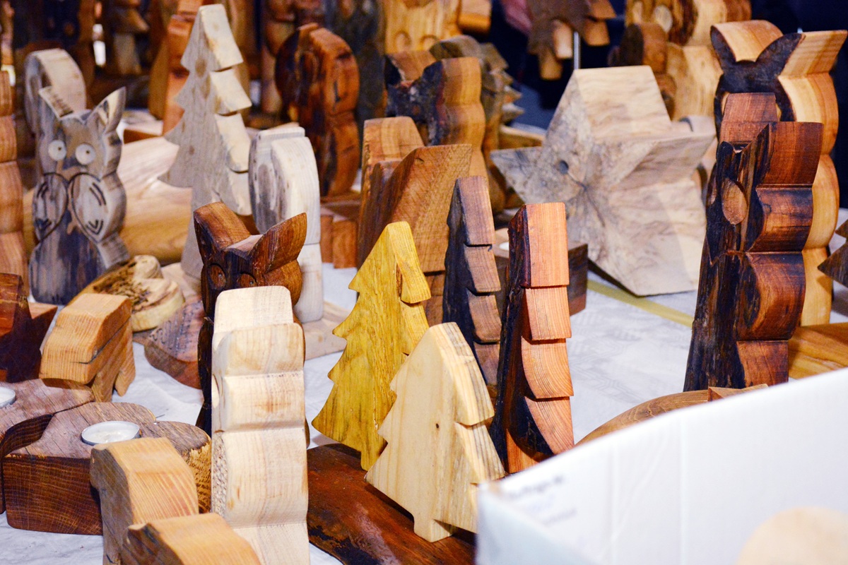 Holz - Weihnachtsbäume stehen zum Verkauf bereit