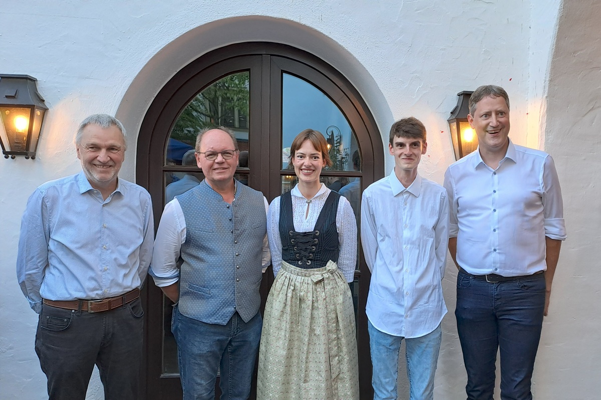 zu sehen Gruppenbild der Besten bei Freisprechung Schreinerinnung - 