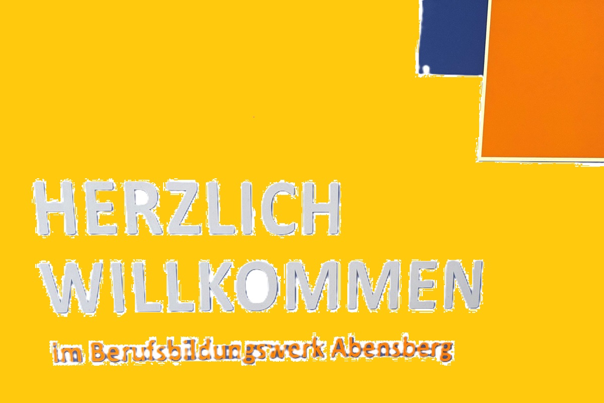 gelbes plakat mit der aufschrift herzlich willkommen