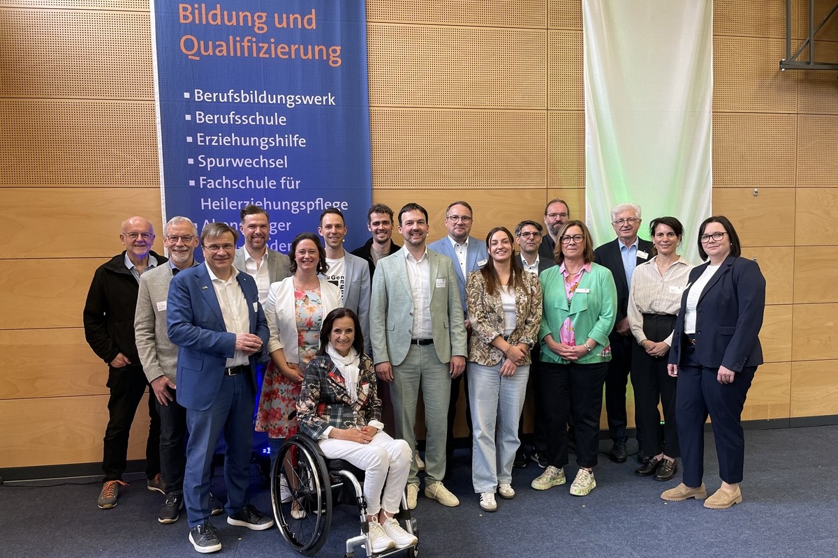 Gruppenbild der Gäste und Referenten