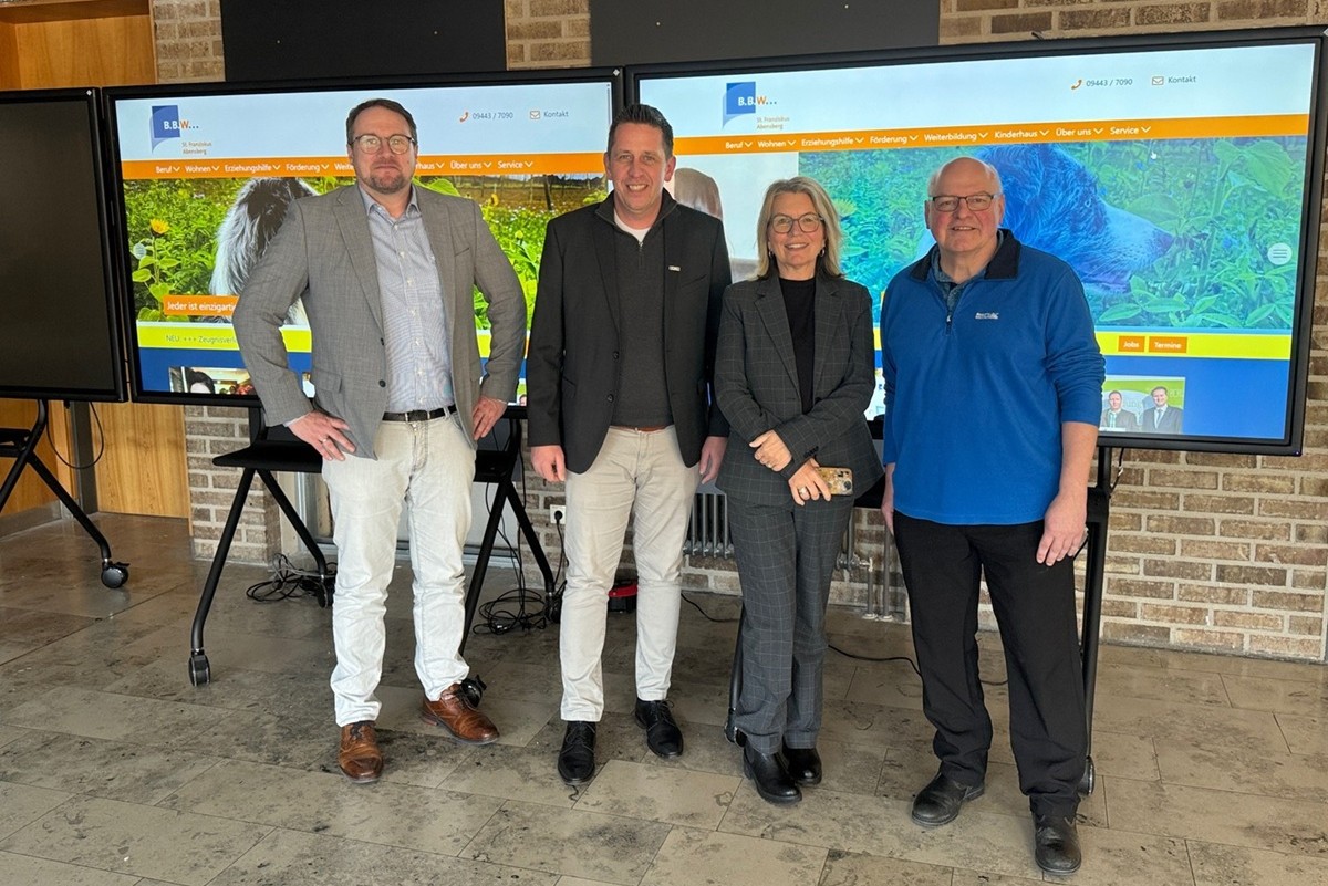 Gruppe stehend vor dem gespendeten Smartboard