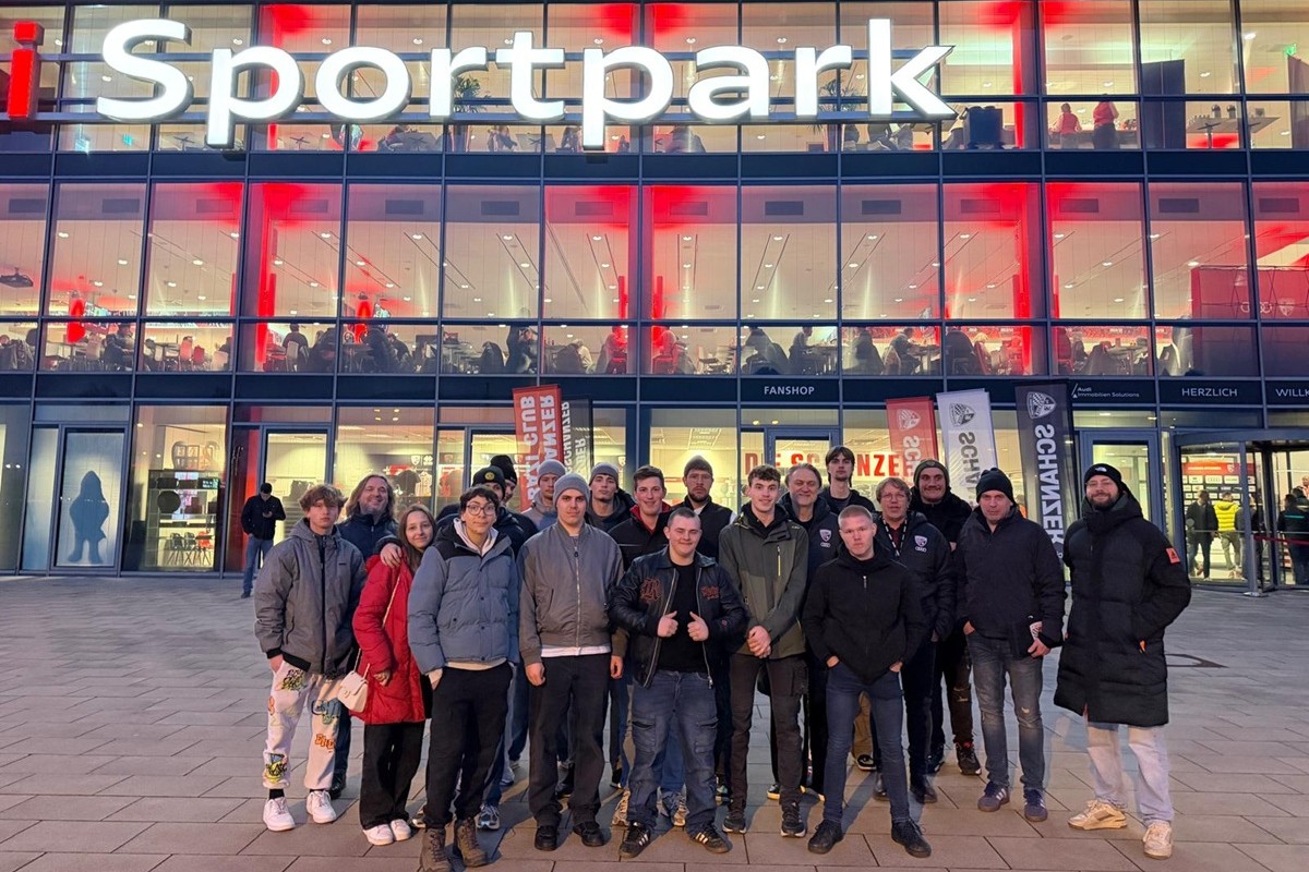 Fußballgruppe vorm Eingang zum Stadion
