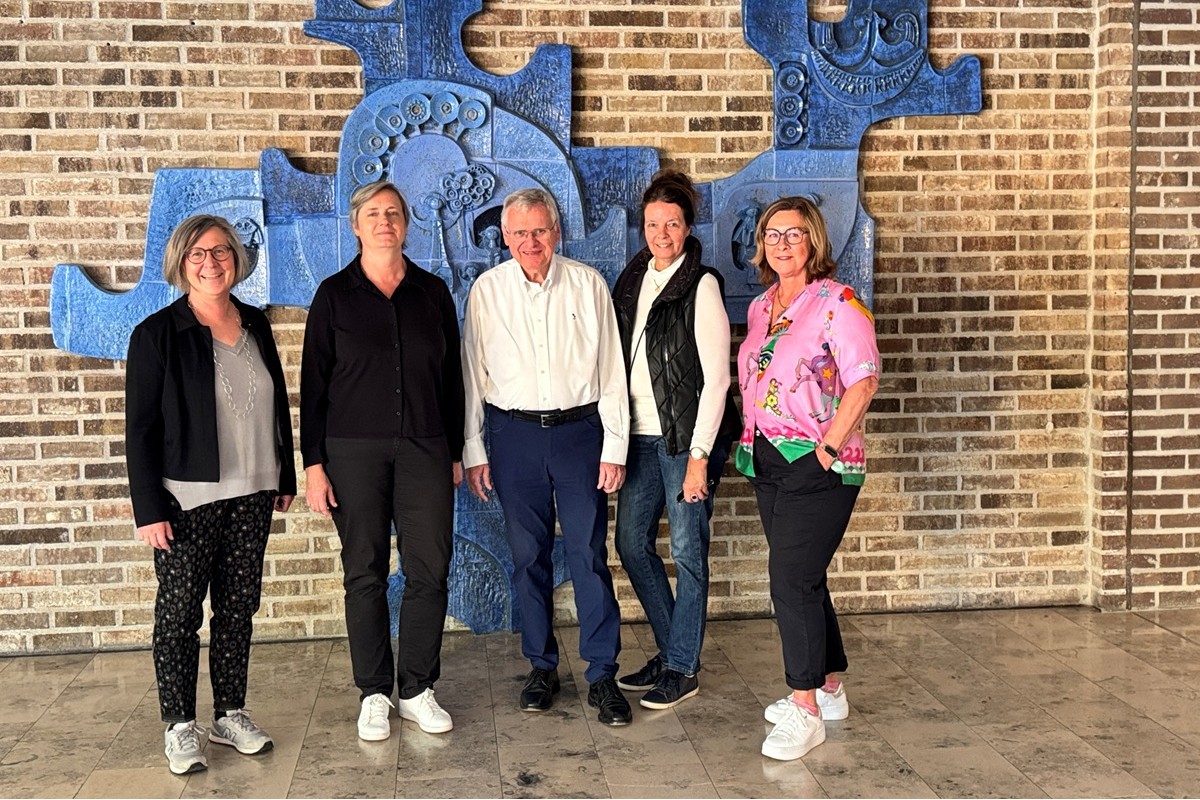 Gruppe steht vor derr Wand