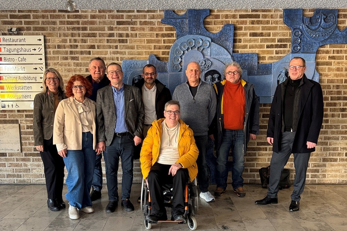 Gruppe SLU Delegation zusammen mit BBW Mitarbeiter stehend in der BBW Aula