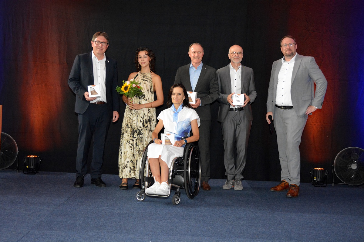Gruppenbild der redner auf der Bühne