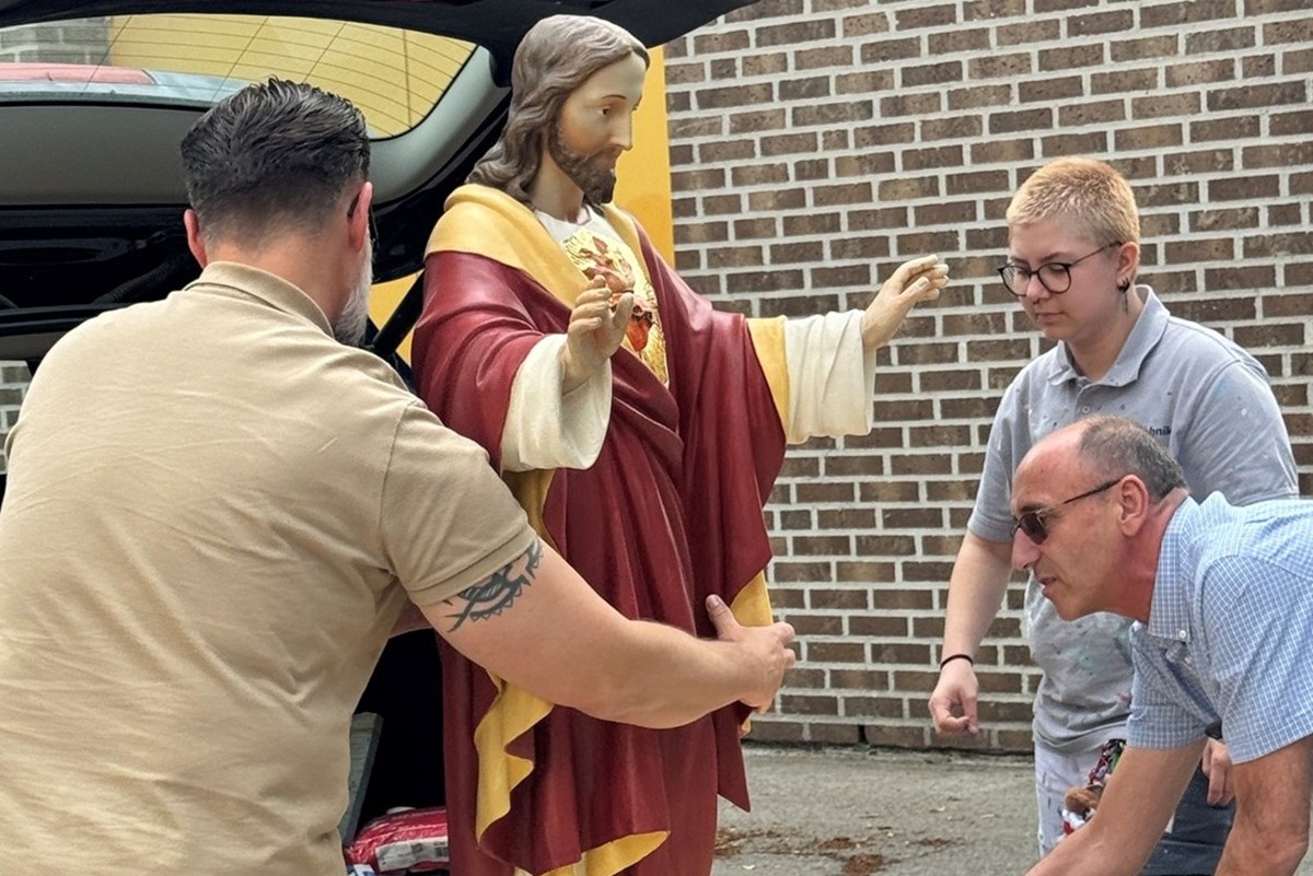 Ausbildungleitung verlädt die Statue ins Auto