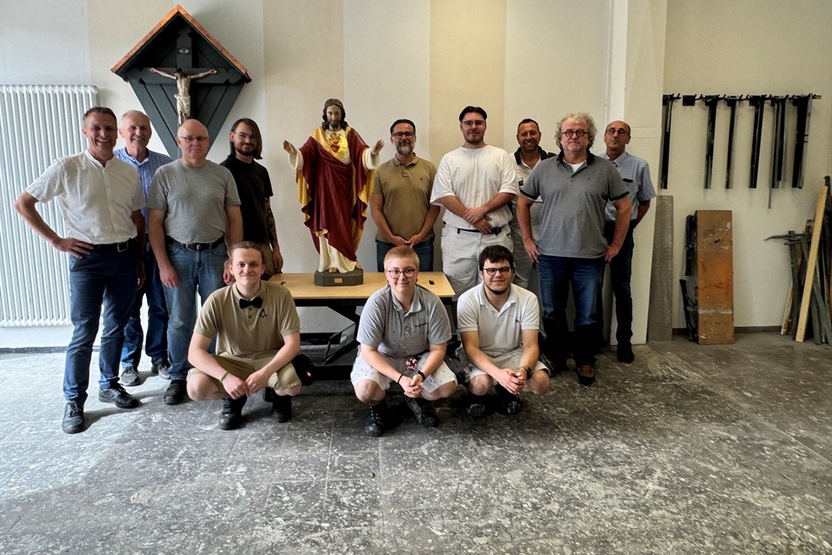 Gruppenbild inkl. Flurdenkmal und Herz Jesu Statue beider Übergabe